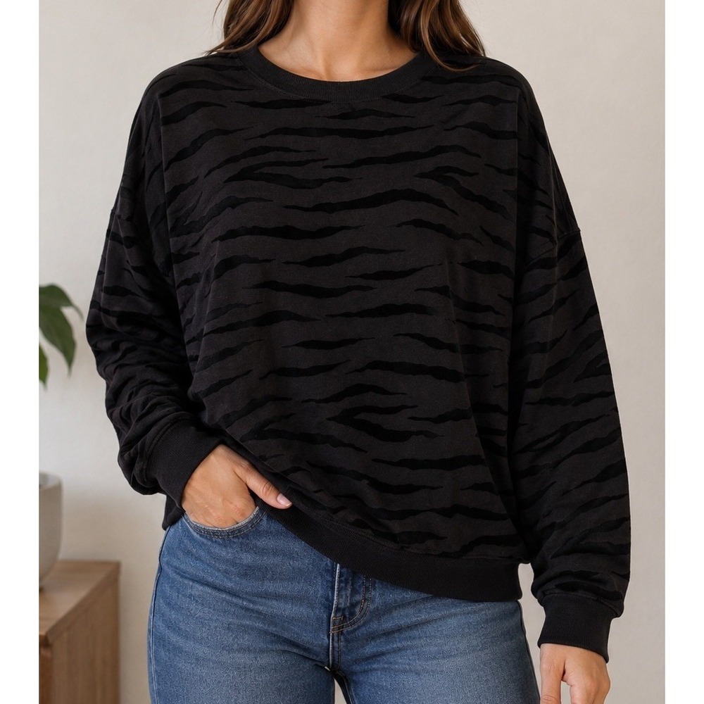 Time and Tru Womens Black Velvet Zebra Print‎ Pullover Sweatshirt L Goth Grunge